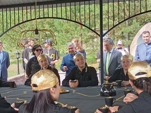 Минниханов в Лениногорском районе посетил премьеру спектакля «Кара Алтын»