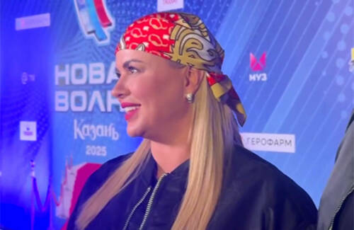 Анна Семенович пришла на «Новую волну» в Казани в платке от татарского дизайнера