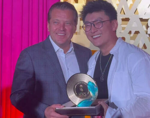 Ильсур Метшин вручил специальный «подарок от мэра» победителю «Новой волны» Alex Lim