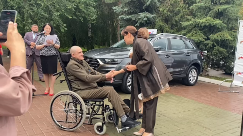 «Нас всегда поддерживают»: в Казани двум ветеранам СВО вручили авто с ручным управлением