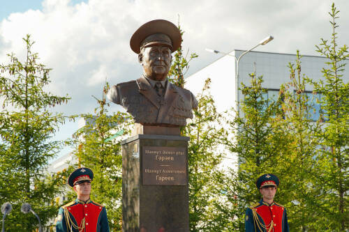 Минниханов открыл бюст генерала армии Махмута Гареева в Казани