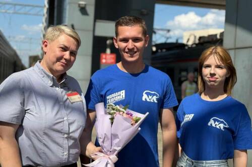 Молодогвардейцы Казани поздравили проводниц дальнего следования с Днем железнодорожника