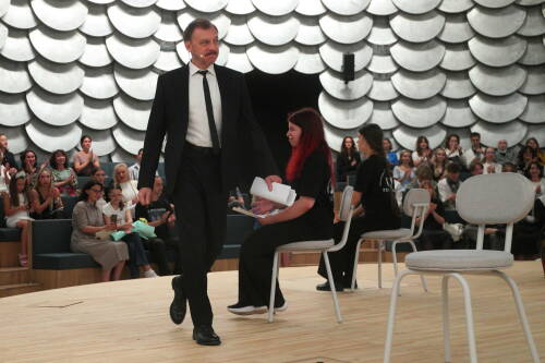 Актер Сергей Чонишвили и финалисты «Глаголицы» выступили на круглой арене театра Камала