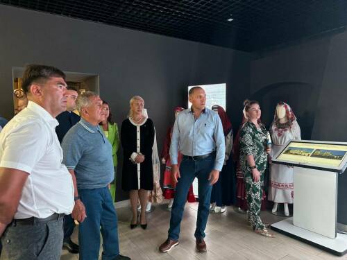 Рустам Минниханов посетил краеведческий музей Кукморского района