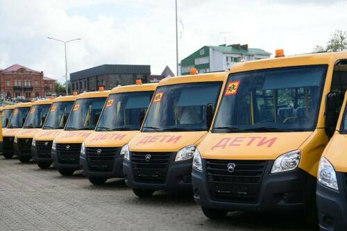 Рустам Минниханов передал ключи от автобусов школам 20 районов Татарстана