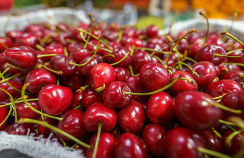 «Черешня по 1400 рублей?!»: россиян шокировали цены на рынках Антальи