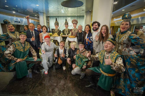 Чак-чак, пляски и восторг: как Казань встретила первых финалистов «Новой Волны 2025»