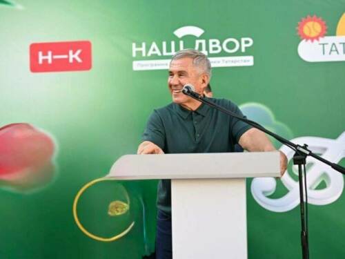 Минниханов посетил благоустроенный в рамках республиканской программы двор в Нижнекамске