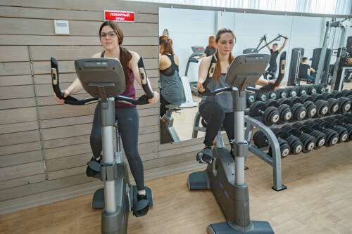 Фитнес-тренер Серегин объяснил, какие упражнения в зале подойдут новичкам