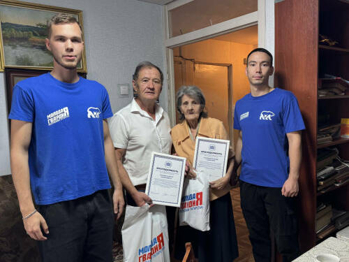 Татарстанские молодогвардейцы отметили семью Тукаевых за вклад в гуманитарную помощь