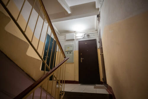 Россиянам напомнили о штрафе за хранение личных вещей в подъезде