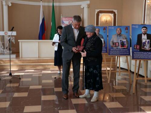 «Он сказал, что его долг – быть там»: в Актаныше семье военного вручили орден Мужества