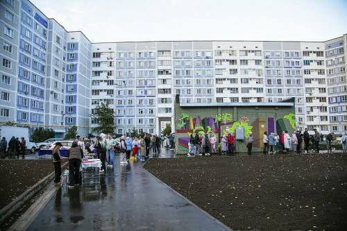 Нижнекамцы создали арт-объект в день открытия обновленного двора