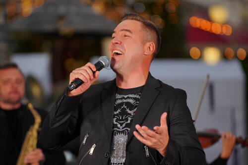 Филюс Кагиров и ансамбль «Мирас» дали концерт на центральной улице Казани