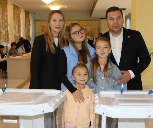 Глава Апастовского района Айрат Зиганшин проголосовал вместе с семьей
