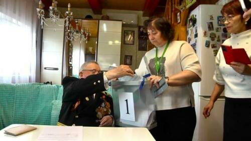 В Елабуге на дому проголосовали участник войны и старейшая жительница города