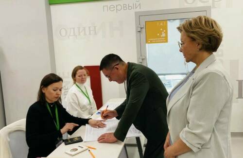 «Мы свой долг исполнили»: Певец Салават Фатхутдинов пришел на выборы вместе супругой