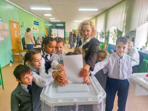 «Хотим показать детям пример»: семья с 11 детьми пришла на выборы в Альметьевске