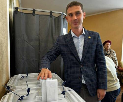 «Давайте не будем сбавлять темп»: Роберт Искандаров проголосовал в Менделеевске