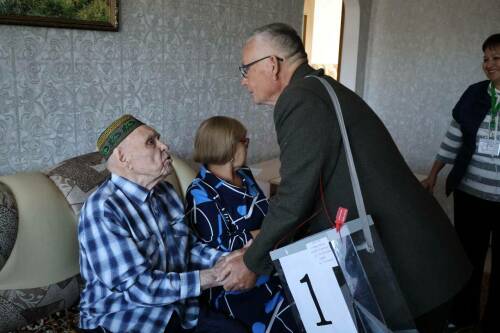 Столетний участник Великой Отечественной войны проголосовал на дому в Айше