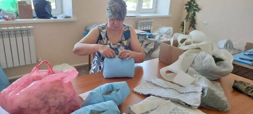 Волонтеры Верхнего Услона сопровождают каждую посылку на СВО запиской с теплыми словами