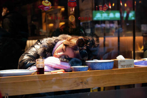 Врач о разговорах во сне: «Спящий может отвечать на вопросы, но ответы будут случайными»