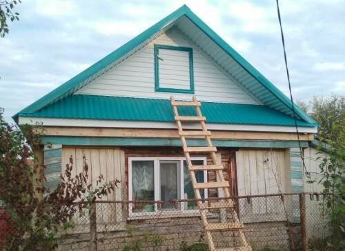 В Актанышском районе помогли семье участника СВО с ремонтом кровли