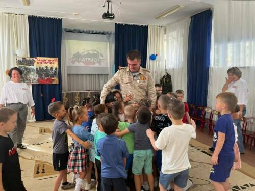 Папа-герой: в Челнах участник СВО посетил праздник в детском саду