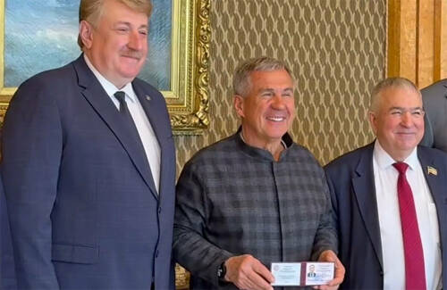 Председатель ЦИК РТ вручил Минниханову удостоверение Раиса