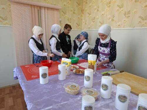 «Делаем лапшу, чтобы помочь солдатам»: нижнекамские школьницы готовят для бойцов СВО