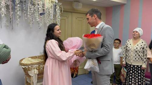 «Ждем нашего героя домой»: глава Менделеевска побывал на выписке сына бойца СВО