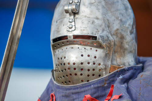 В Казани выставили на продажу доспехи рыцаря