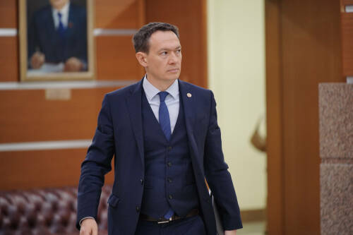 Валентина Матвиенко вручила удостоверение сенатора РФ Тимуру Нагуманову