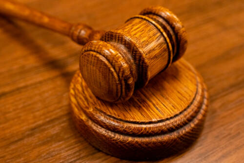 Юрист Хаминский сообщил, что при невыплате премии работник вправе подать в суд