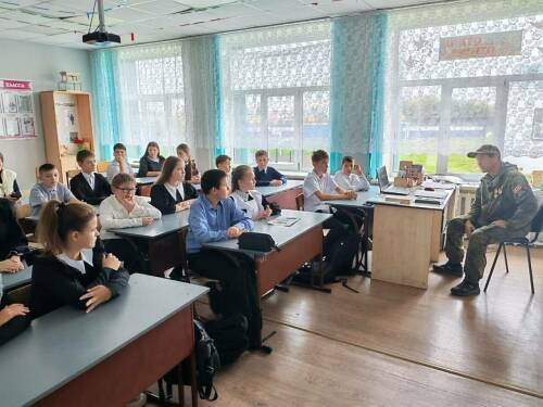 «Ваша поддержка – огромная сила для нас»: боец СВО встретился со школьниками Заинска