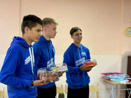 Молодогвардейцы поздравили воспитателей с профессиональным праздником в Казани