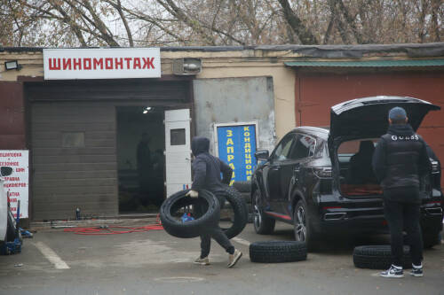 Автоэксперт Попов объяснил, какую резину выбрать на зиму: шипованную или липучую