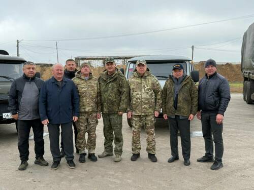 «Челны своих не бросают»: Магдеев передал технику и оборудование бойцам в зоне СВО
