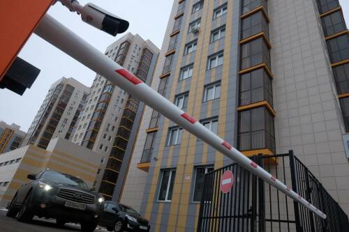 Мошенники маскируются под сотрудников УК и обманывают жителей схемой со шлагбаумом