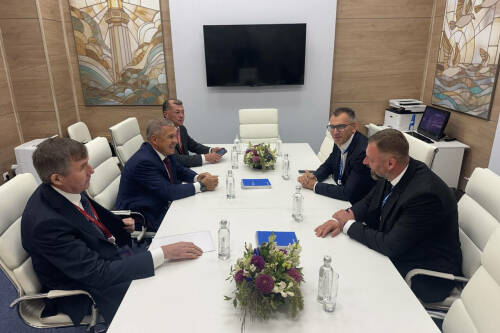 Минниханов на полях ВЭФ обсудил вопросы сотрудничества с зампредом Газпромбанка