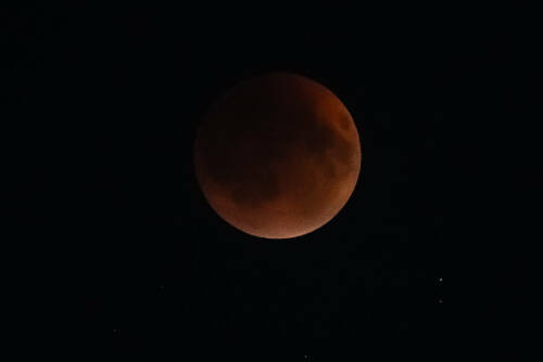 Жители Татарстана наблюдают полное лунное затмение