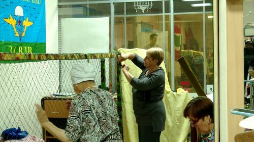 Сети для маскировки и ловушек: альметьевские волонтеры три года помогают фронту