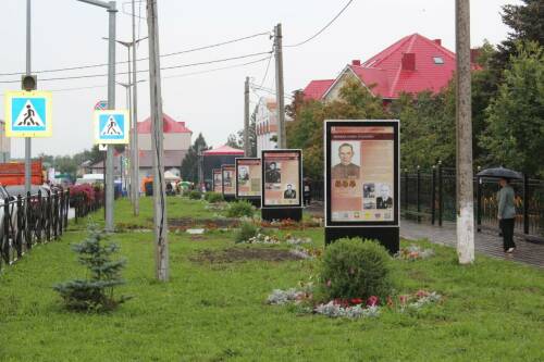 «Вспомним героев поименно»: в Нурлате работает уличная выставка об участниках войны