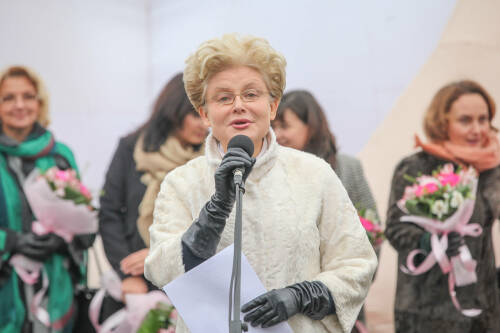 Малышева призвала россиянок рожать по достижении 18 лет