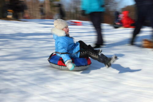 Гололед, ватрушки, бенгальские огни: из-за чего можно получить травмы в зимние выходные