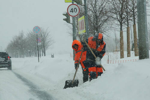 Обязанность убирать снег и наледь зависит от того, кому принадлежит подлежащая приведению в порядок территория