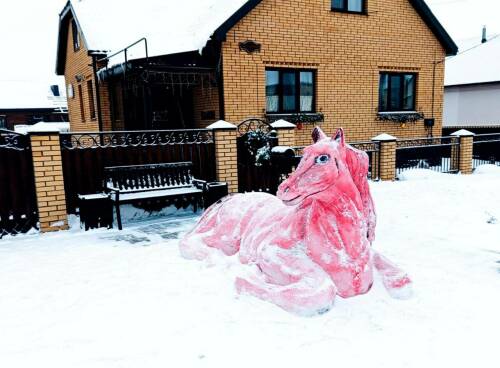 В Нурлате семья создала снежную скульптуру символа 2026 года