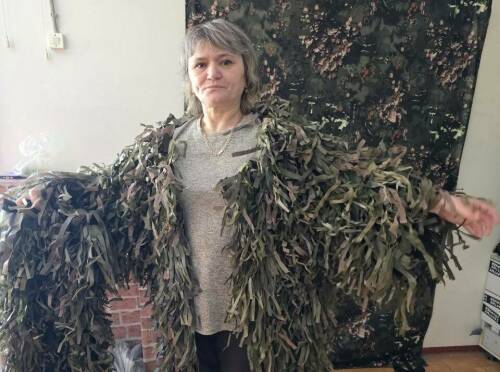 В Центре активного долголетия Нурлата шьют маскостюмы и сети для бойцов СВО