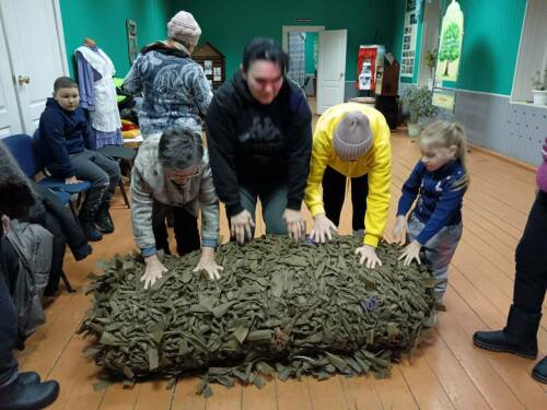 В Актанышском районе жители деревни Зубаирово сплели масксеть для бойцов-земляков на СВО