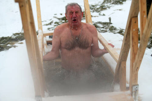 «Погружение в ледяную воду – стресс для организма»: эксперты о купании на Крещение